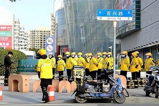 拜仁球迷拉横幅抗议格雷泽票价定太高，曼联球迷鼓掌：格雷泽滚蛋